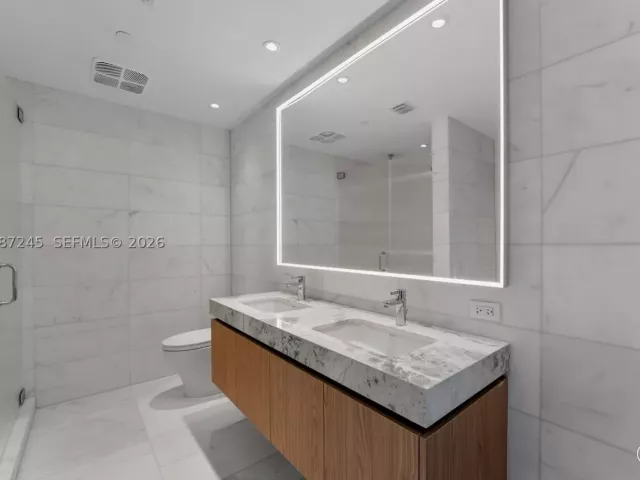 2-bedroom condo for sale in Miami Beach - 500 Alton Rd 2402 - MondialRealty
