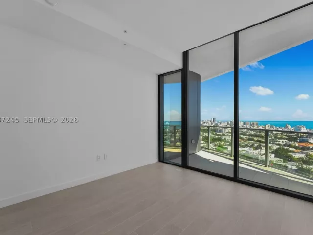 2-bedroom condo for sale in Miami Beach - 500 Alton Rd 2402 - MondialRealty