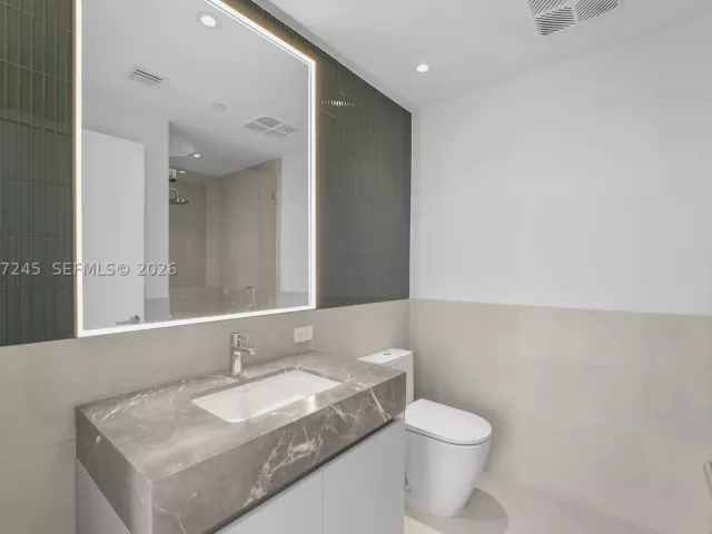 2-bedroom condo for sale in Miami Beach - 500 Alton Rd 2402 - MondialRealty