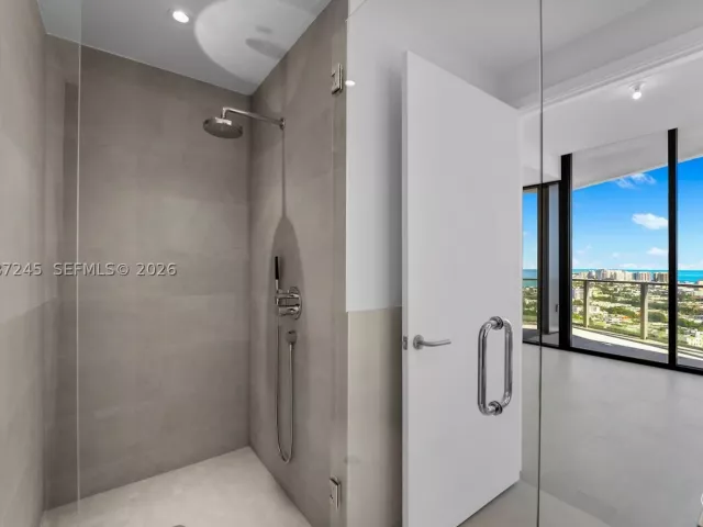 2-bedroom condo for sale in Miami Beach - 500 Alton Rd 2402 - MondialRealty