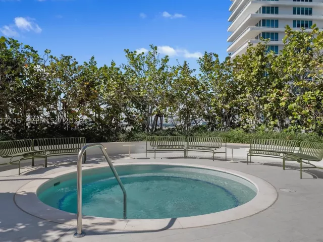 2-bedroom condo for sale in Miami Beach - 500 Alton Rd 2402 - MondialRealty