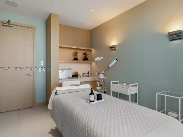 2-bedroom condo for sale in Miami Beach - 500 Alton Rd 2402 - MondialRealty