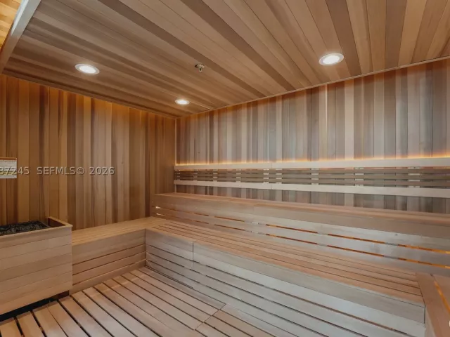 2-bedroom condo for sale in Miami Beach - 500 Alton Rd 2402 - MondialRealty