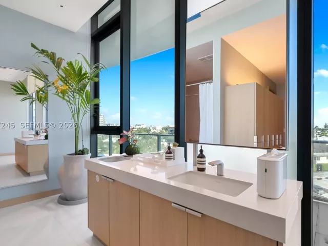2-bedroom condo for sale in Miami Beach - 500 Alton Rd 2402 - MondialRealty