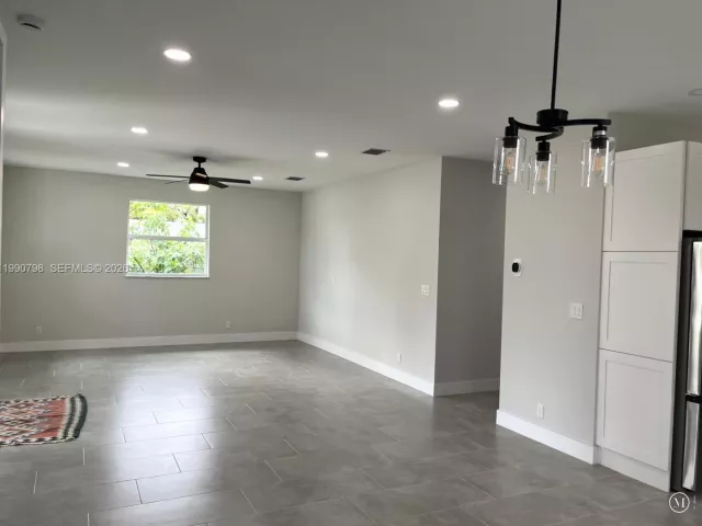 4-bedroom home for sale in Hollywood - 6237 Lincoln St - MondialRealty
