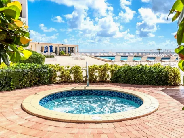 1-bedroom condo for rent in Hollywood - 3505 S Ocean Dr 515 - MondialRealty