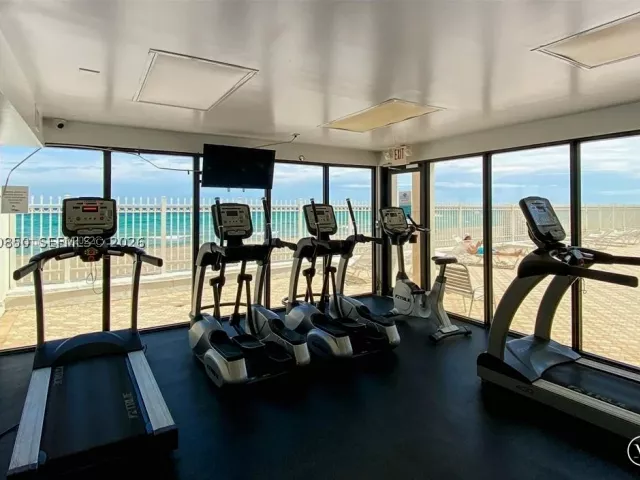 1-bedroom condo for rent in Hollywood - 3505 S Ocean Dr 515 - MondialRealty