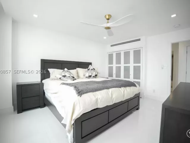 3-bedroom condo for sale in Miami Beach - 5600 Collins Ave 14K - MondialRealty