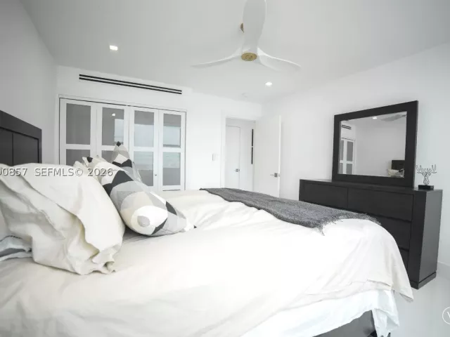 3-bedroom condo for sale in Miami Beach - 5600 Collins Ave 14K - MondialRealty