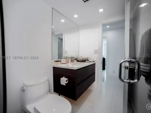 3-bedroom condo for sale in Miami Beach - 5600 Collins Ave 14K - MondialRealty
