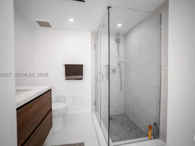 3-bedroom condo for sale in Miami Beach - 5600 Collins Ave 14K - MondialRealty