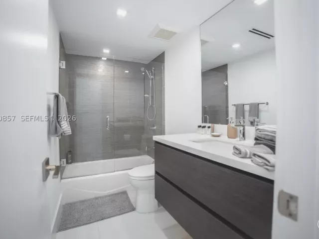 3-bedroom condo for sale in Miami Beach - 5600 Collins Ave 14K - MondialRealty