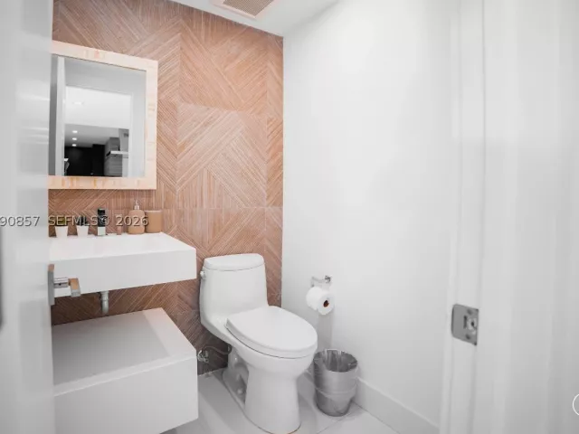 3-bedroom condo for sale in Miami Beach - 5600 Collins Ave 14K - MondialRealty