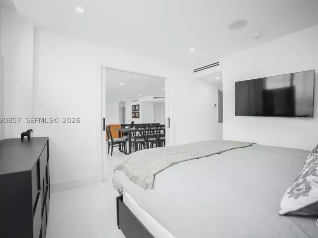 3-bedroom condo for sale in Miami Beach - 5600 Collins Ave 14K - MondialRealty
