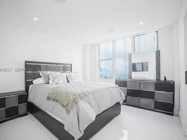 3-bedroom condo for sale in Miami Beach - 5600 Collins Ave 14K - MondialRealty