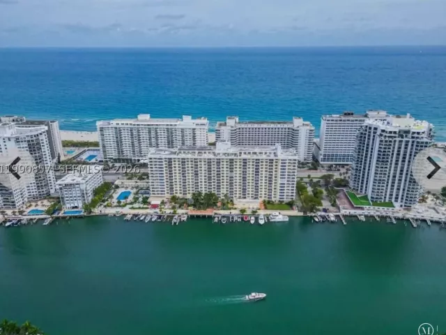 3-bedroom condo for sale in Miami Beach - 5600 Collins Ave 14K - MondialRealty