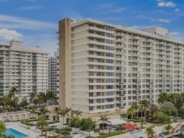3-bedroom condo for sale in Miami Beach - 5600 Collins Ave 14K - MondialRealty