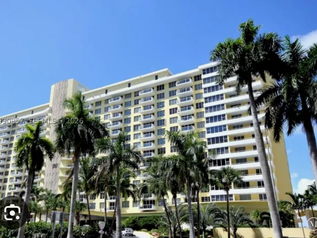 3-bedroom condo for sale in Miami Beach - 5600 Collins Ave 14K - MondialRealty