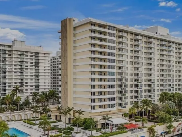 3-bedroom condo for sale in Miami Beach - 5600 Collins Ave 14K - MondialRealty