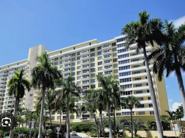 3-bedroom condo for sale in Miami Beach - 5600 Collins Ave 14K - MondialRealty