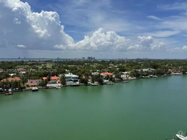 3-bedroom condo for sale in Miami Beach - 5600 Collins Ave 14K - MondialRealty