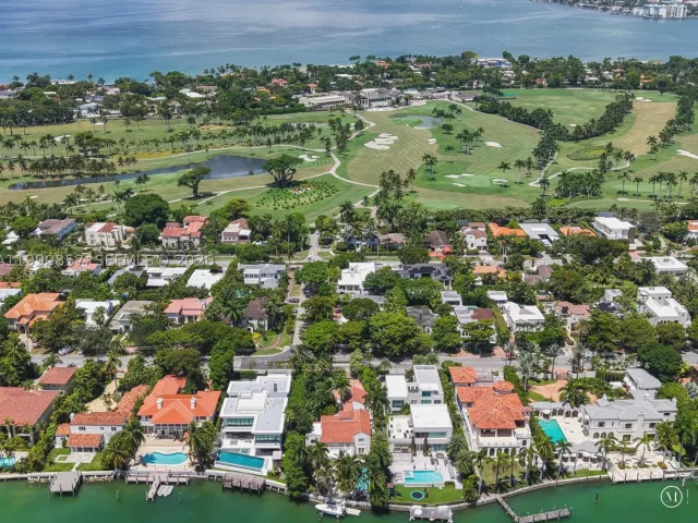 3-bedroom condo for sale in Miami Beach - 5600 Collins Ave 14K - MondialRealty