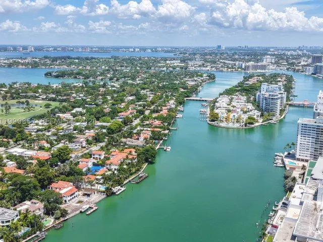 3-bedroom condo for sale in Miami Beach - 5600 Collins Ave 14K - MondialRealty
