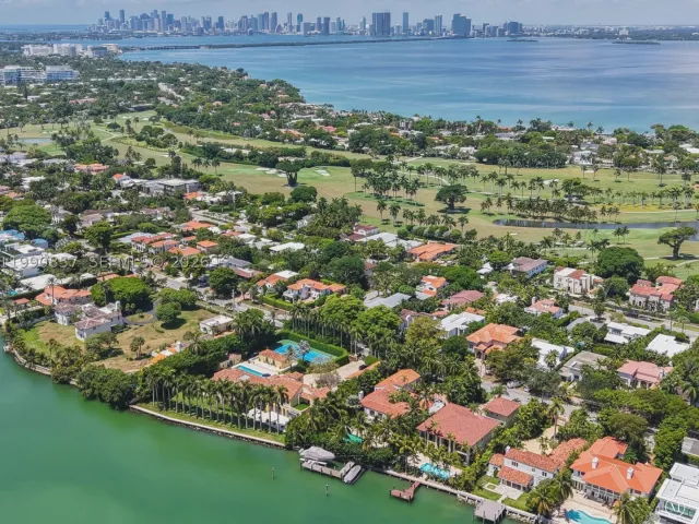 3-bedroom condo for sale in Miami Beach - 5600 Collins Ave 14K - MondialRealty