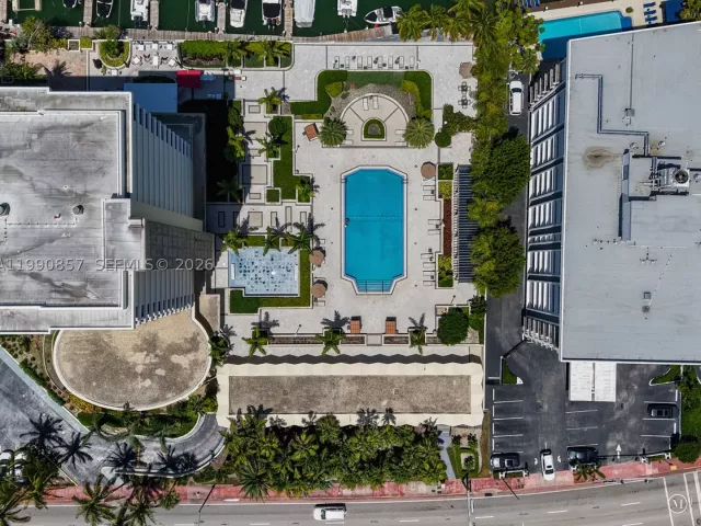 3-bedroom condo for sale in Miami Beach - 5600 Collins Ave 14K - MondialRealty