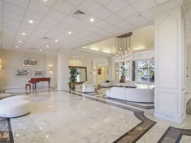3-bedroom condo for sale in Miami Beach - 5600 Collins Ave 14K - MondialRealty
