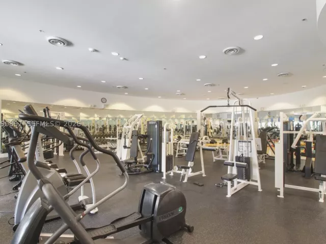 3-bedroom condo for sale in Miami Beach - 5600 Collins Ave 14K - MondialRealty