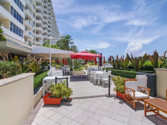 3-bedroom condo for sale in Miami Beach - 5600 Collins Ave 14K - MondialRealty