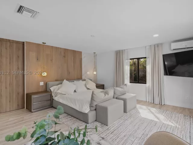 4-bedroom home for rent in Miami Beach - 116 W 1st Ct - MondialRealty