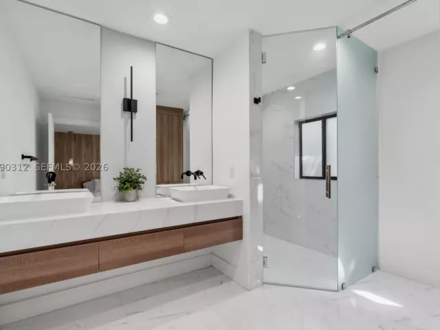 4-bedroom home for rent in Miami Beach - 116 W 1st Ct - MondialRealty