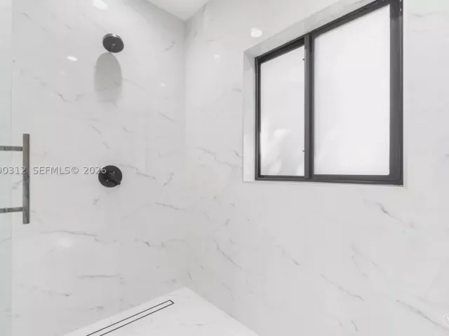 4-bedroom home for rent in Miami Beach - 116 W 1st Ct - MondialRealty