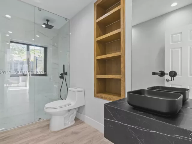 4-bedroom home for rent in Miami Beach - 116 W 1st Ct - MondialRealty