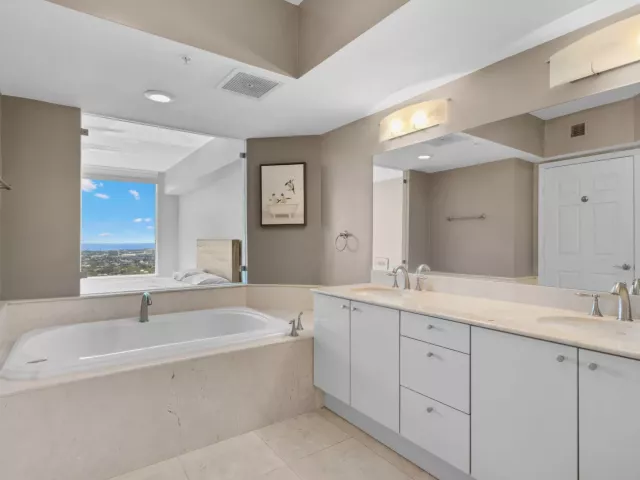 2-bedroom condo for sale in Fort Lauderdale - 411 N New River Dr Drive E 3605 - MondialRealty
