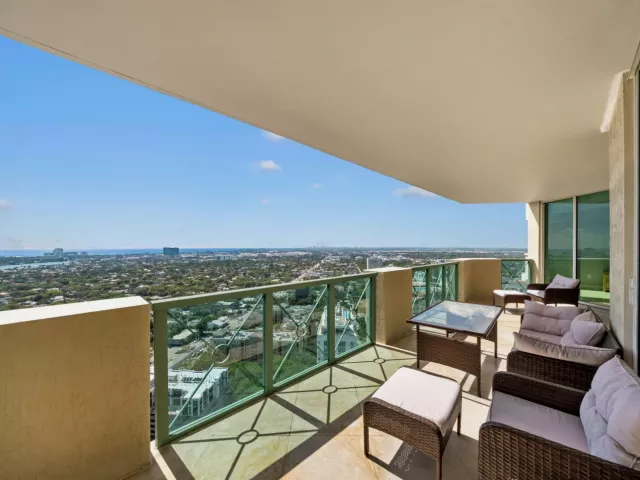 2-bedroom condo for sale in Fort Lauderdale - 411 N New River Dr Drive E 3605 - MondialRealty
