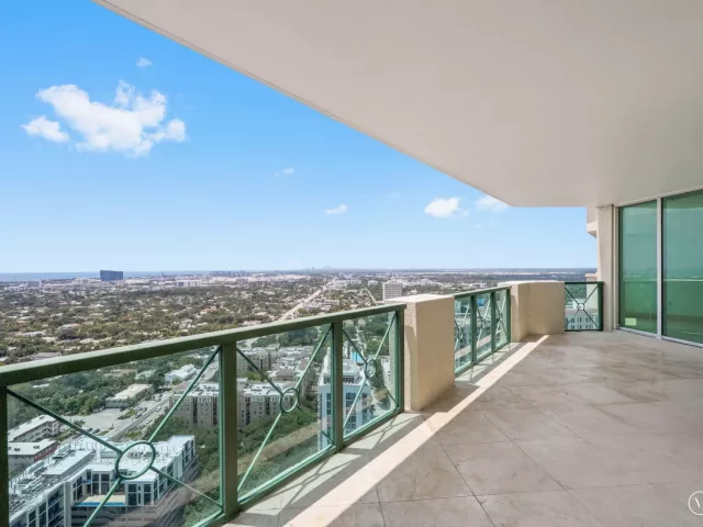 2-bedroom condo for sale in Fort Lauderdale - 411 N New River Dr Drive E 3605 - MondialRealty