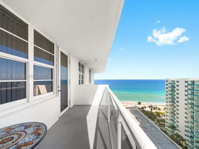 2-bedroom condo for sale in Hollywood - 3725 S Ocean Dr PH18 - MondialRealty