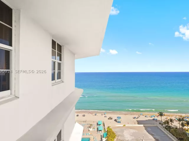 2-bedroom condo for sale in Hollywood - 3725 S Ocean Dr PH18 - MondialRealty