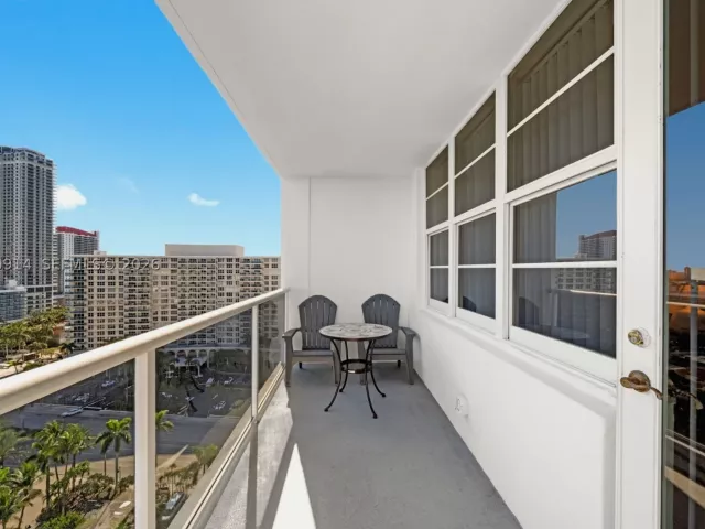 2-bedroom condo for sale in Hollywood - 3725 S Ocean Dr PH18 - MondialRealty