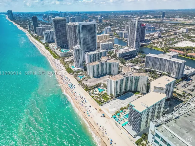 2-bedroom condo for sale in Hollywood - 3725 S Ocean Dr PH18 - MondialRealty