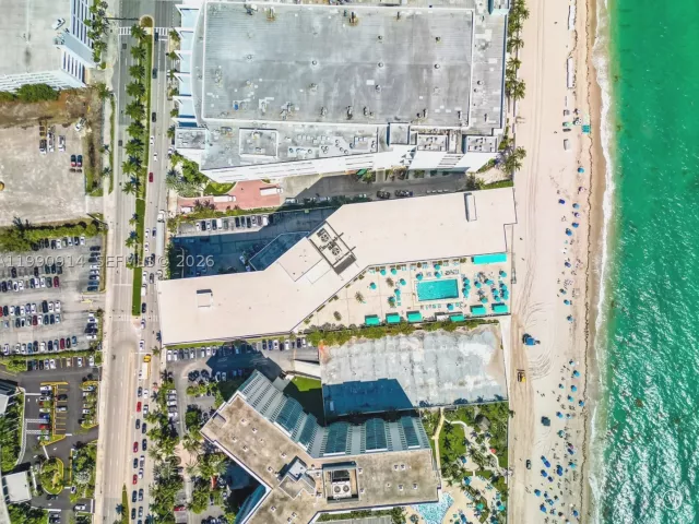 2-bedroom condo for sale in Hollywood - 3725 S Ocean Dr PH18 - MondialRealty