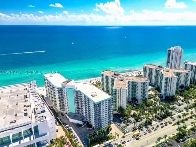 2-bedroom condo for sale in Hollywood - 3725 S Ocean Dr PH18 - MondialRealty