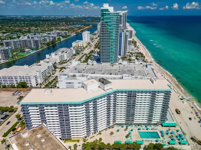 2-bedroom condo for sale in Hollywood - 3725 S Ocean Dr PH18 - MondialRealty