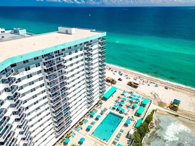 2-bedroom condo for sale in Hollywood - 3725 S Ocean Dr PH18 - MondialRealty