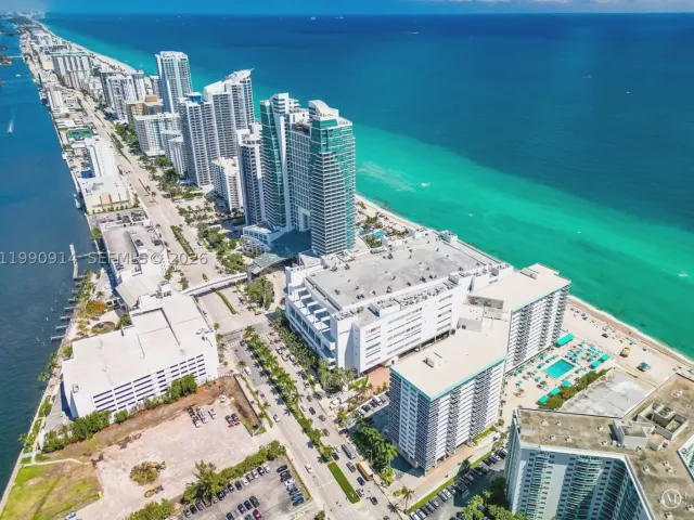 2-bedroom condo for sale in Hollywood - 3725 S Ocean Dr PH18 - MondialRealty