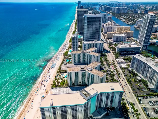 2-bedroom condo for sale in Hollywood - 3725 S Ocean Dr PH18 - MondialRealty