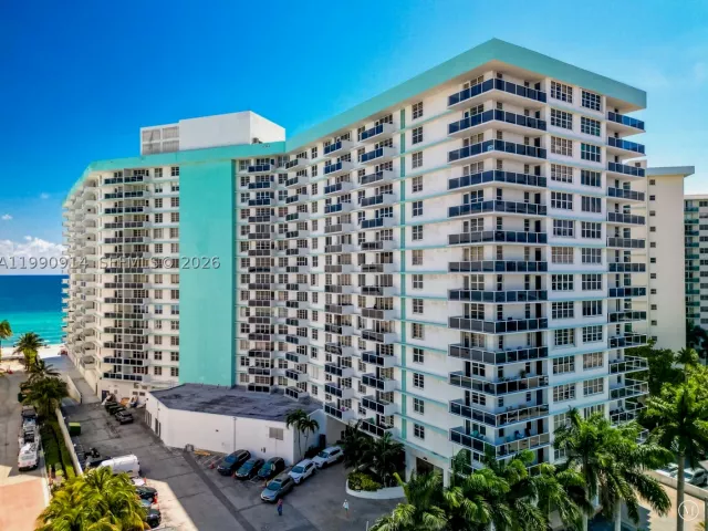 2-bedroom condo for sale in Hollywood - 3725 S Ocean Dr PH18 - MondialRealty
